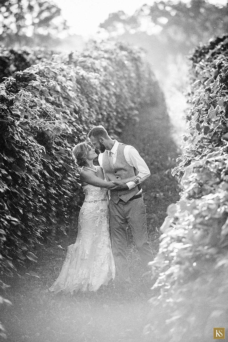 Michigan wedding photos, Unique wedding portrait, Must have wedding picture, www.kelliesaunders.com
